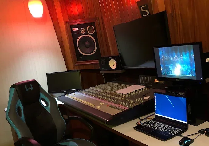 Sala de gravação da Spectrum com mesa de som e monitores de áudio