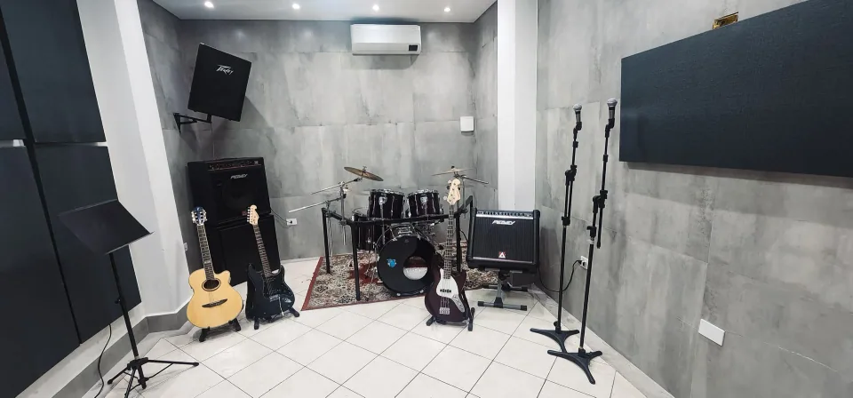 Interior da sala de ensaio D — Spectrum Estúdio, São Paulo